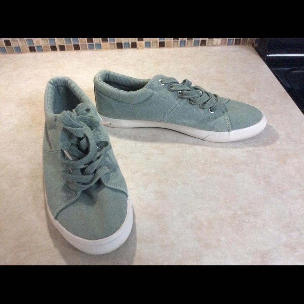 Comfy shoes size 10
